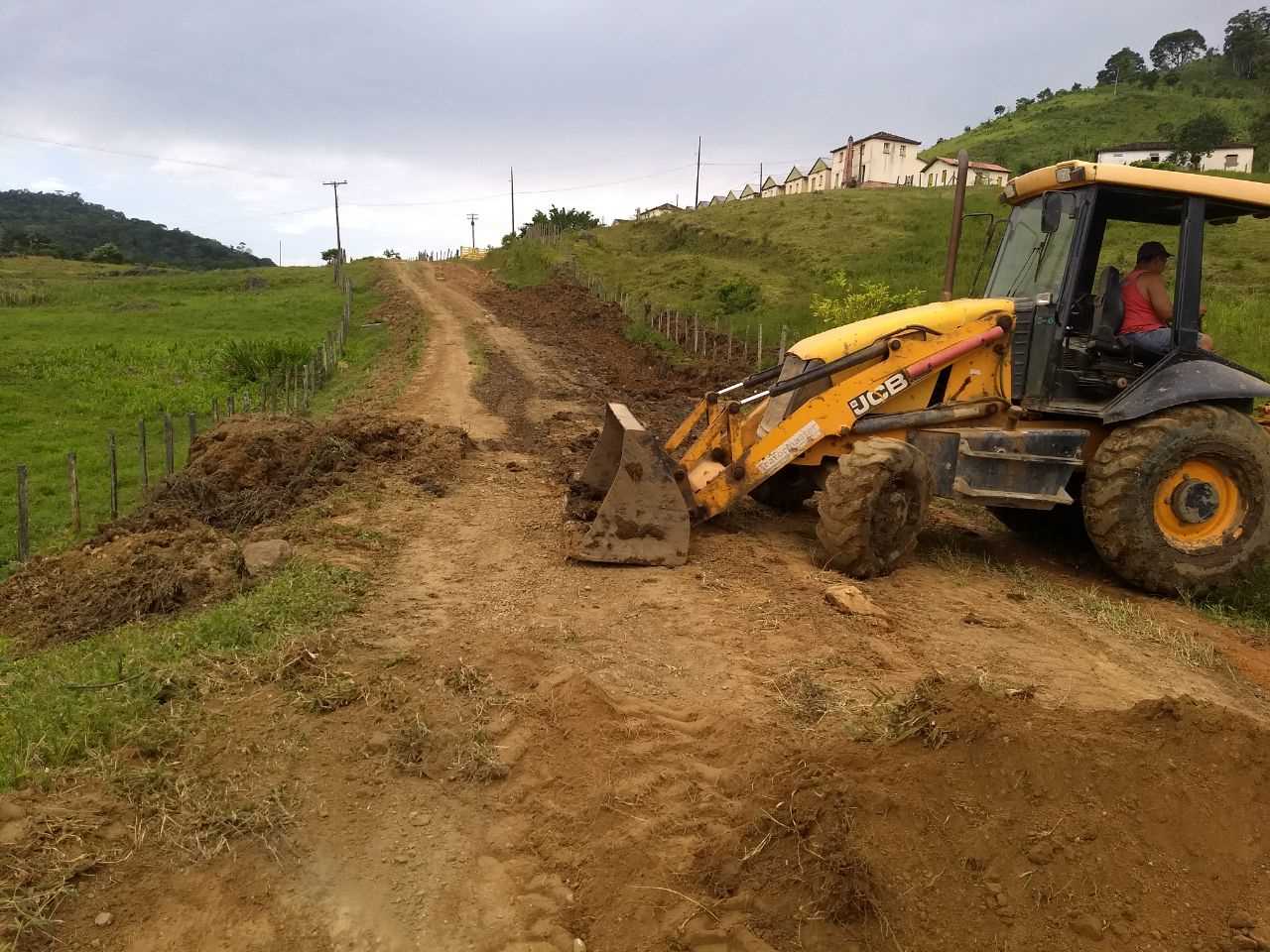 Secretaria de Obras recupera estrada que Liga Jacareci a Pau Brasil
